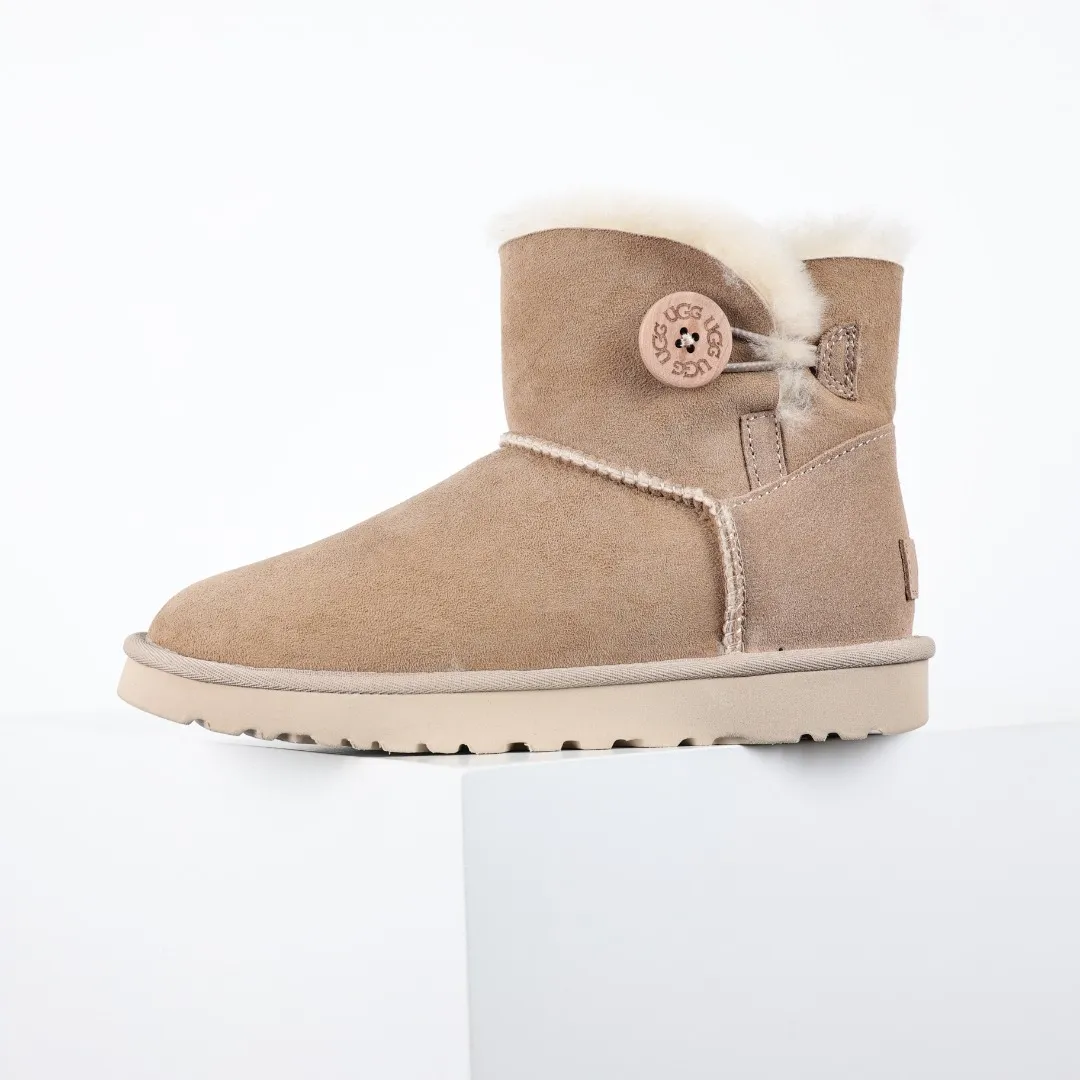 Pick up locally 💰560 Core recommended good price It is a very suitable choice for home furnishings. In the new year, uug launched a series of styles, which are partial to the preferences of young consumers and have also moved to the forefront of fashion trends. Shoe body material: water-repellent coated suede upper, 17 mm UGGPURE™ implantable wool insole, lightweight non-slip and comfortable rubber outsole, with brand LOGO and trademark, with full packaging Size: 35 36 37 38 39 40